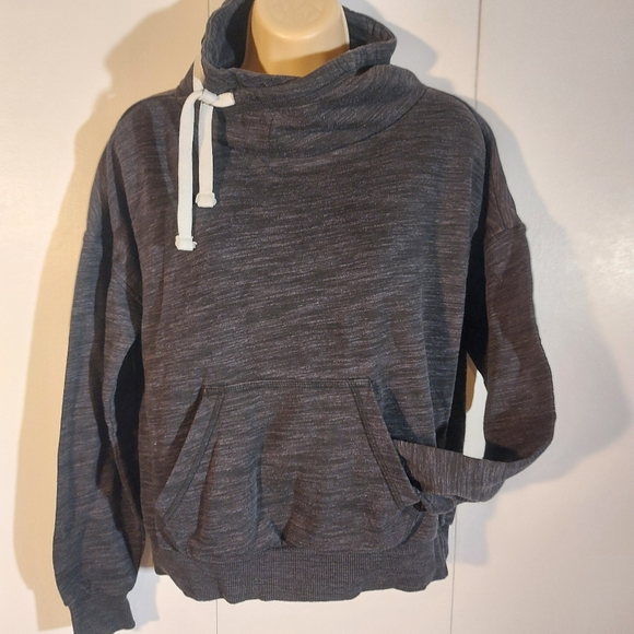 Reebok sweat top. - Picture 2 of 7